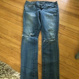Women’s American Eagle distressed skinny jeans